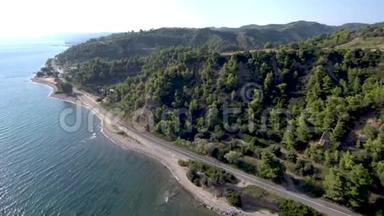 在希腊哈尔<strong>基迪基</strong>的NeaSkioni地区，用无人驾驶飞机向前看海岸和树木